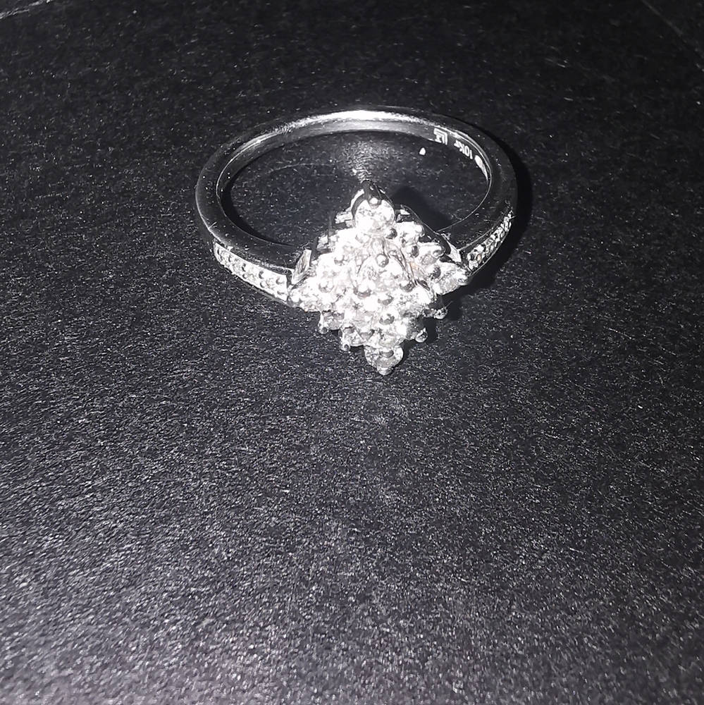 Engagement ring - Picture 2 of 6